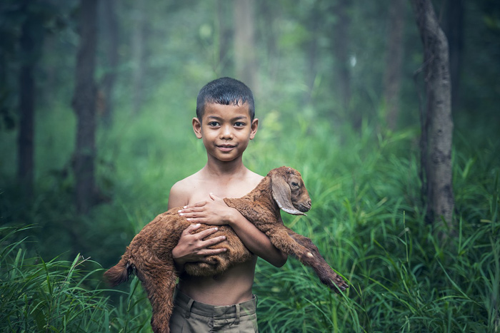 Niño y cabra